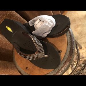 NWT VOLATILE BRONZE PLATFORM FLIP FLOP SZ 10